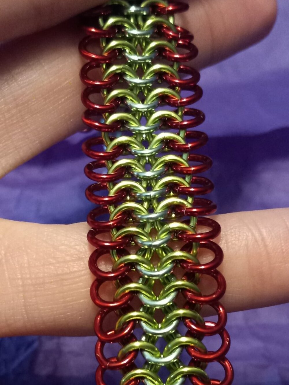 Grinch Themed Chain Maille Bracelet - Picture 5 of 7